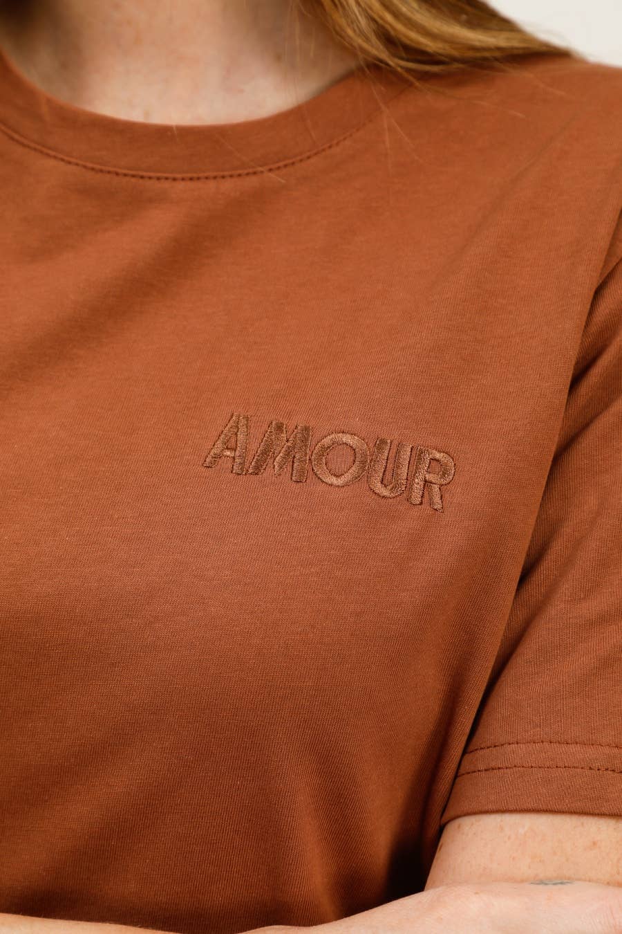T-shirt coton uni avec broderie AMOUR - M218