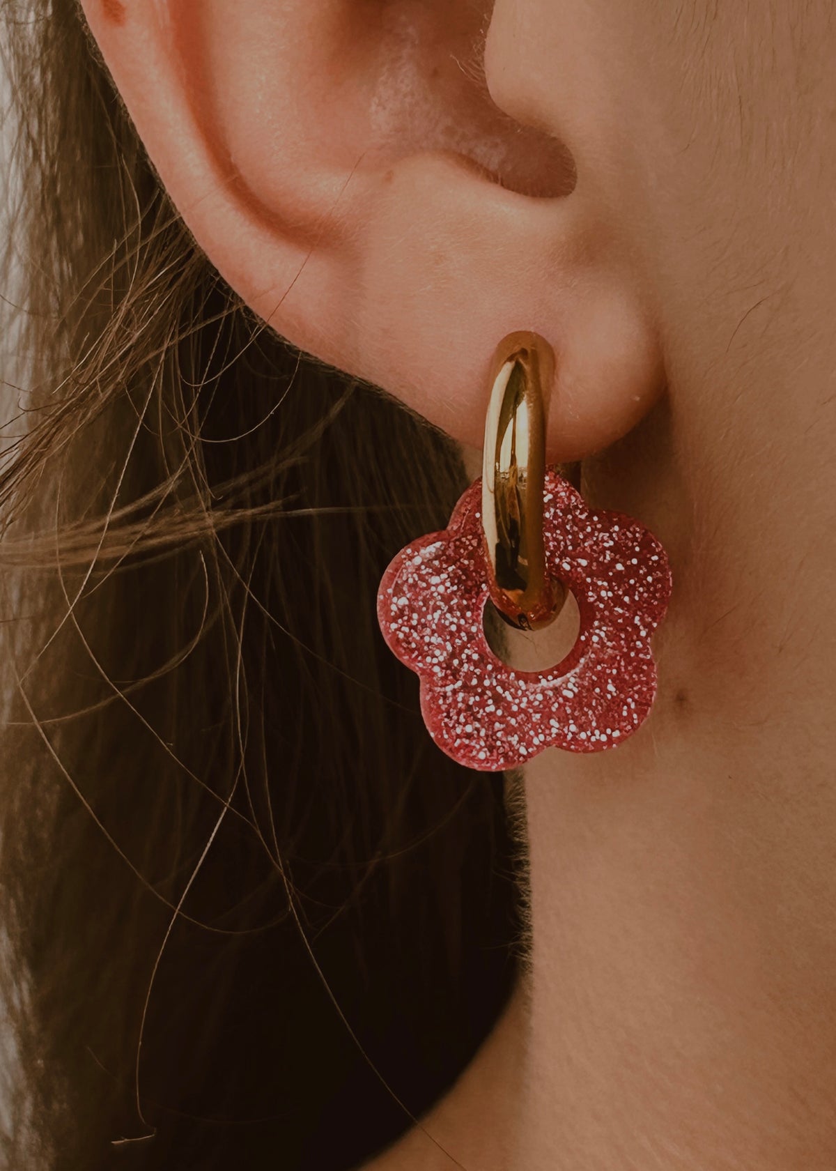 Boucles fleurs rose pailletée