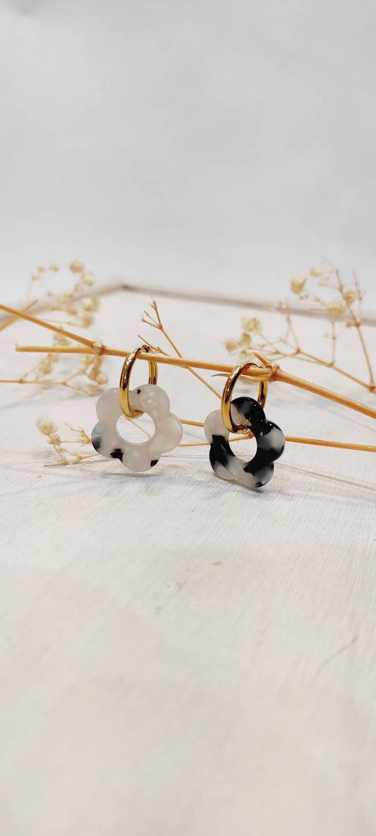 Boucle d'oreille fleur à motifs