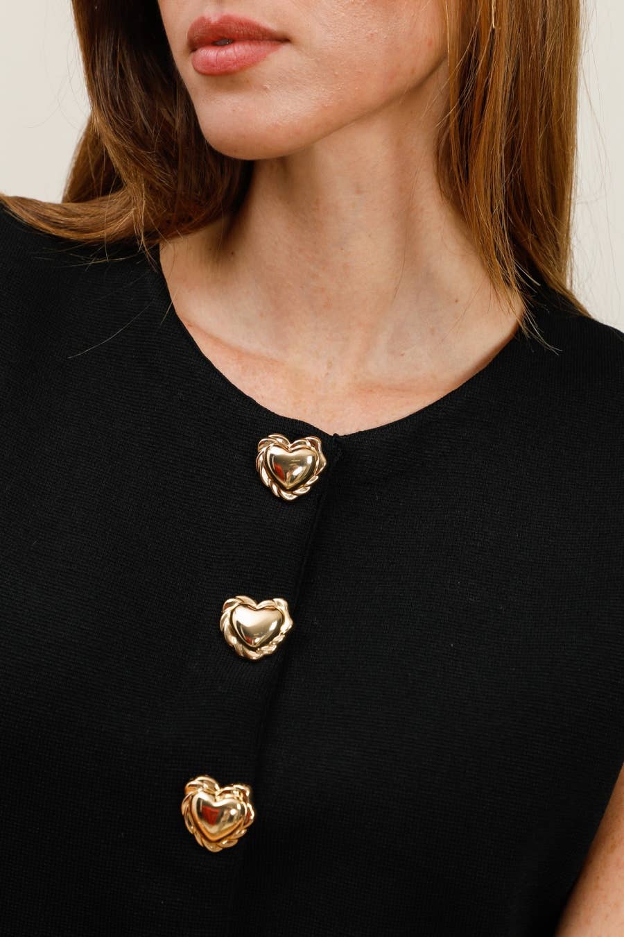 Gilet court maille unie avec détail boutons cœur dorés LZ002