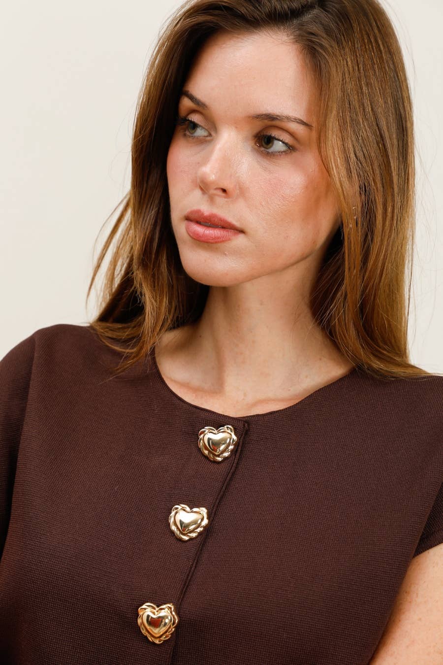 Gilet court maille unie avec détail boutons cœur dorés LZ002
